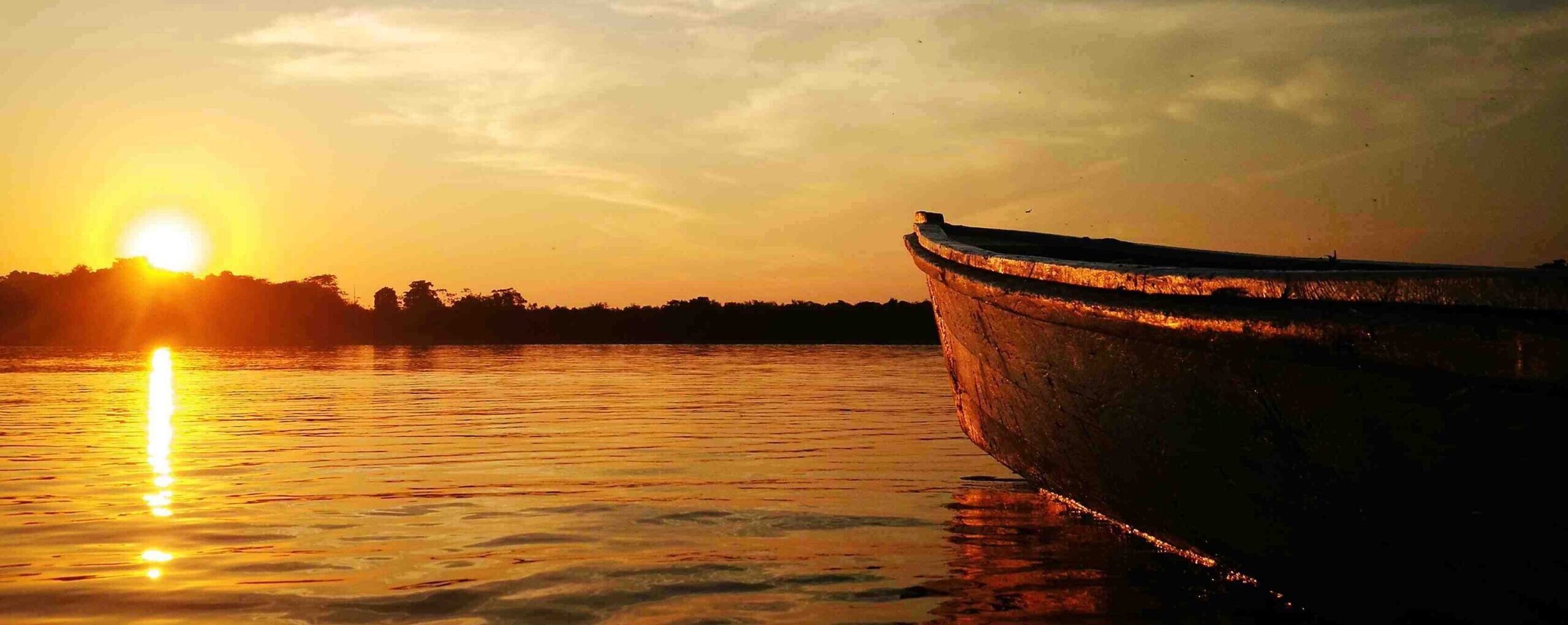 Turistas en bote durante el Tour Puerto Nariño, Tres Fronteras y Reserva Marasha.
