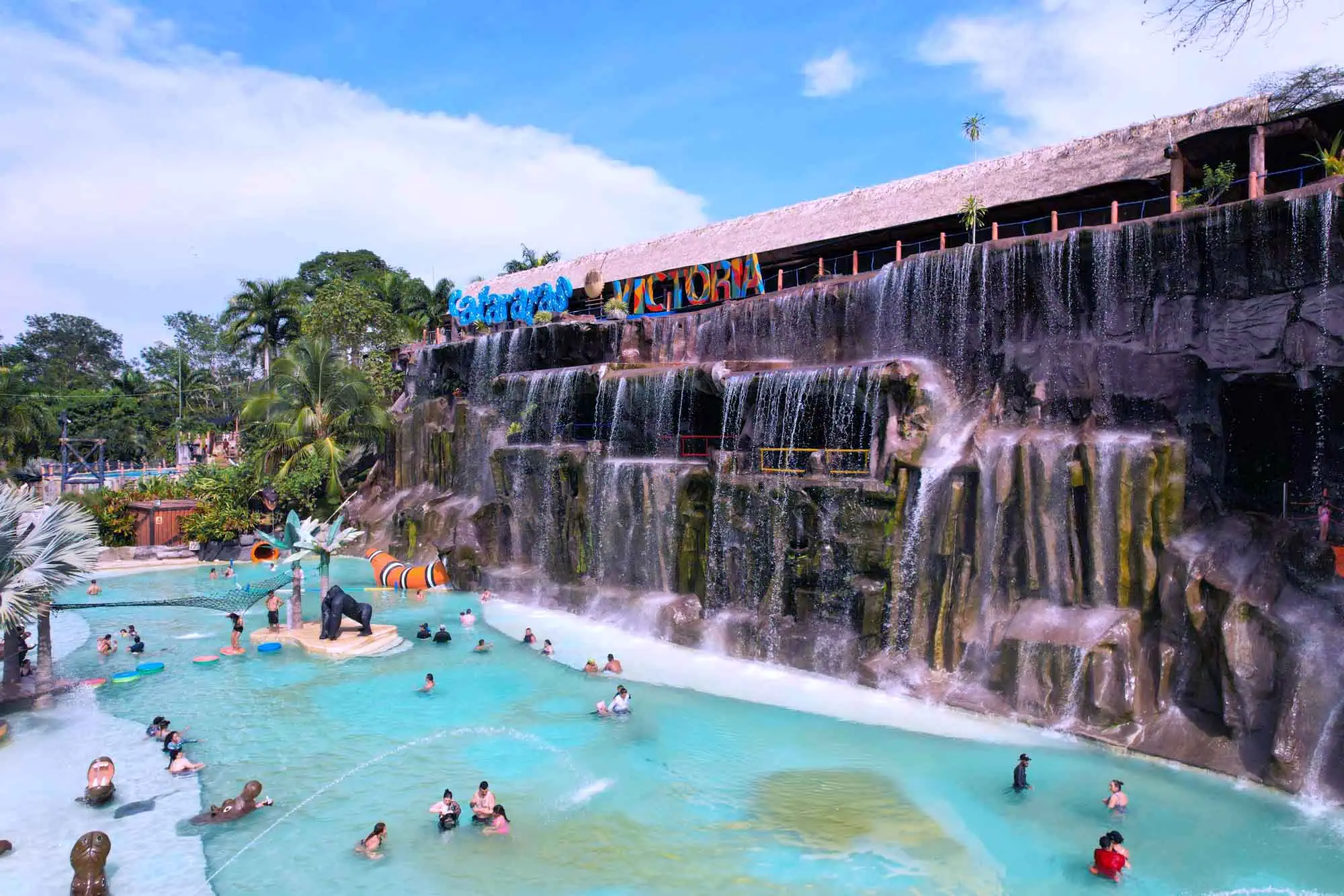 Turistas disfrutando de las piscinas y cascadas del parque acuático Cataratas Victoria, en la Hacienda Nápoles.